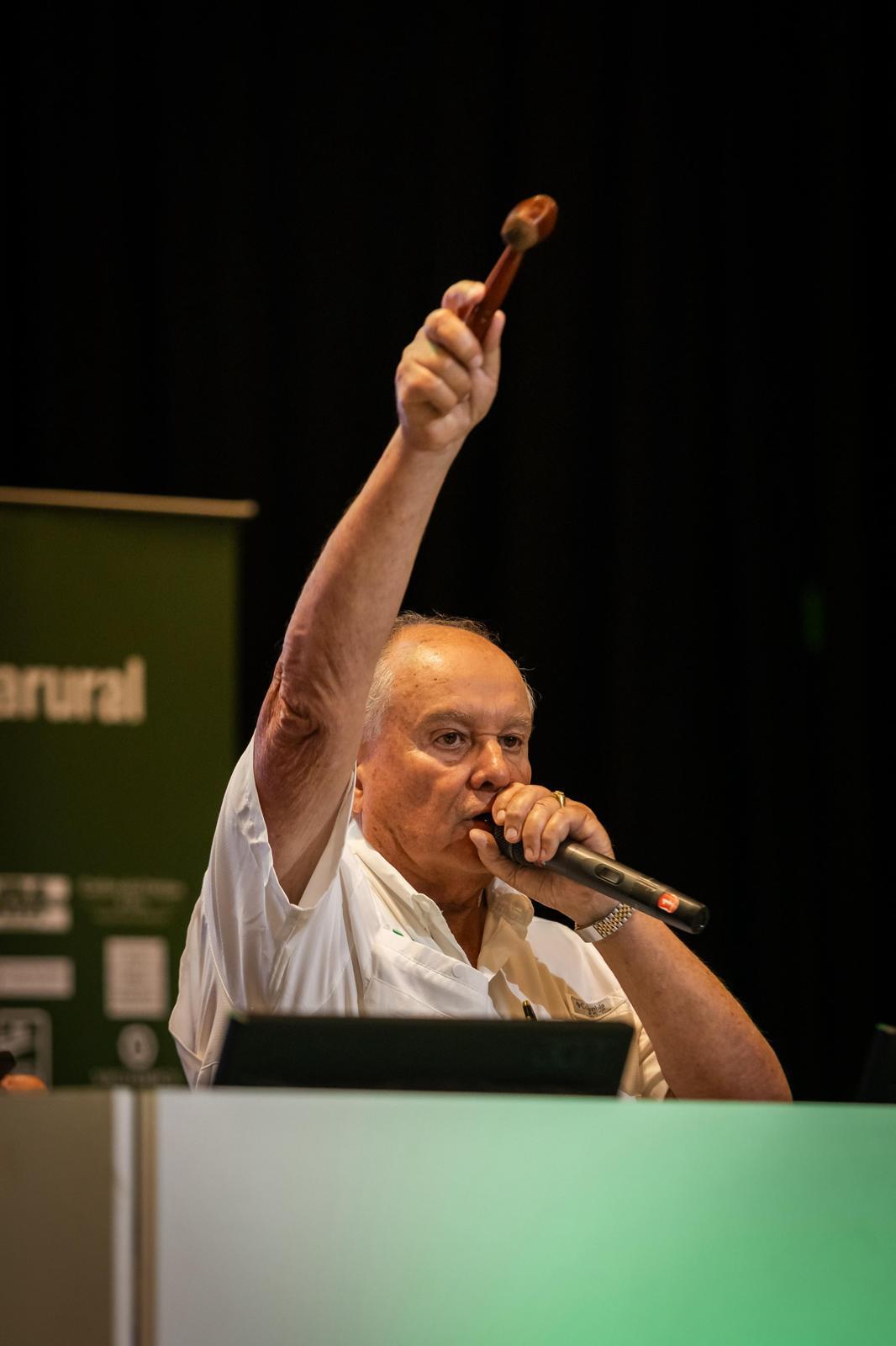 Walter Hugo Abelenda celebra 30 años del escritorio y 50 detrás del martillo "cumpliendo con la palabra"